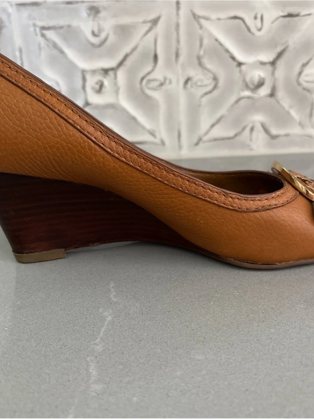 Tory Burch Tan Leather Peep-Toe Wedge Heels with Gold Logo Sz 6.5